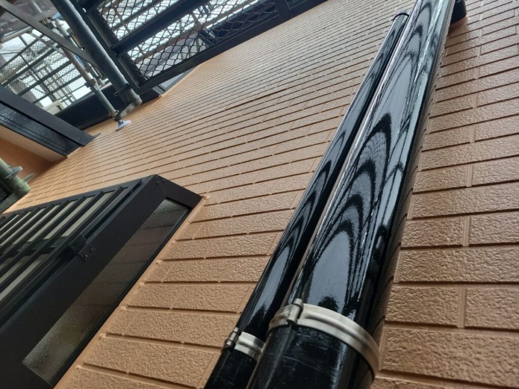 雨樋バンドを鉄からステンレス製に取り替えました。