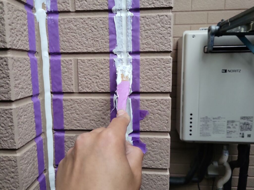 目地にはプライマーを塗布してシーリング材の密着力を高めます。