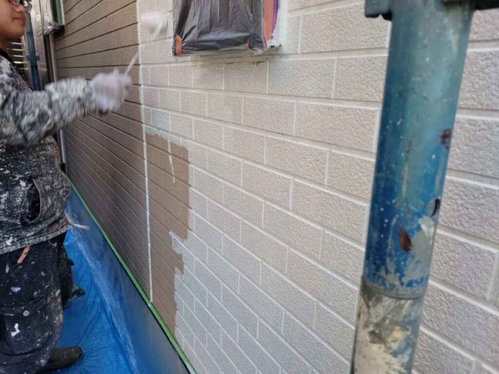 外壁の下塗りの様子