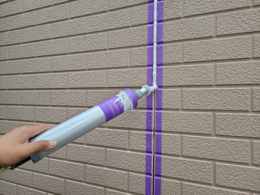 新しいシーリング材を詰め直していきます。