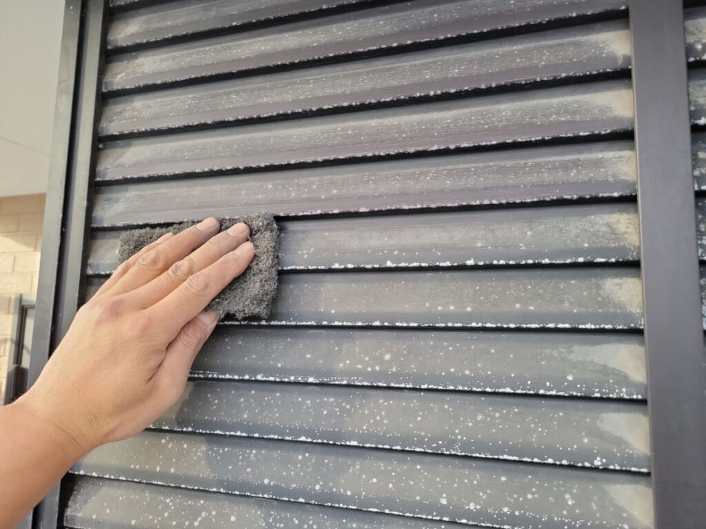 雨戸のサビや汚れをケレンで落としていきます。