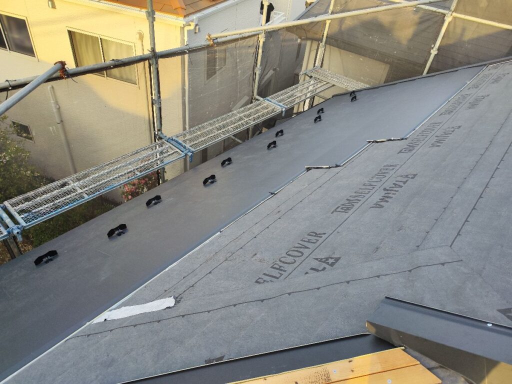 「横暖ルーフ」で重ね張り。