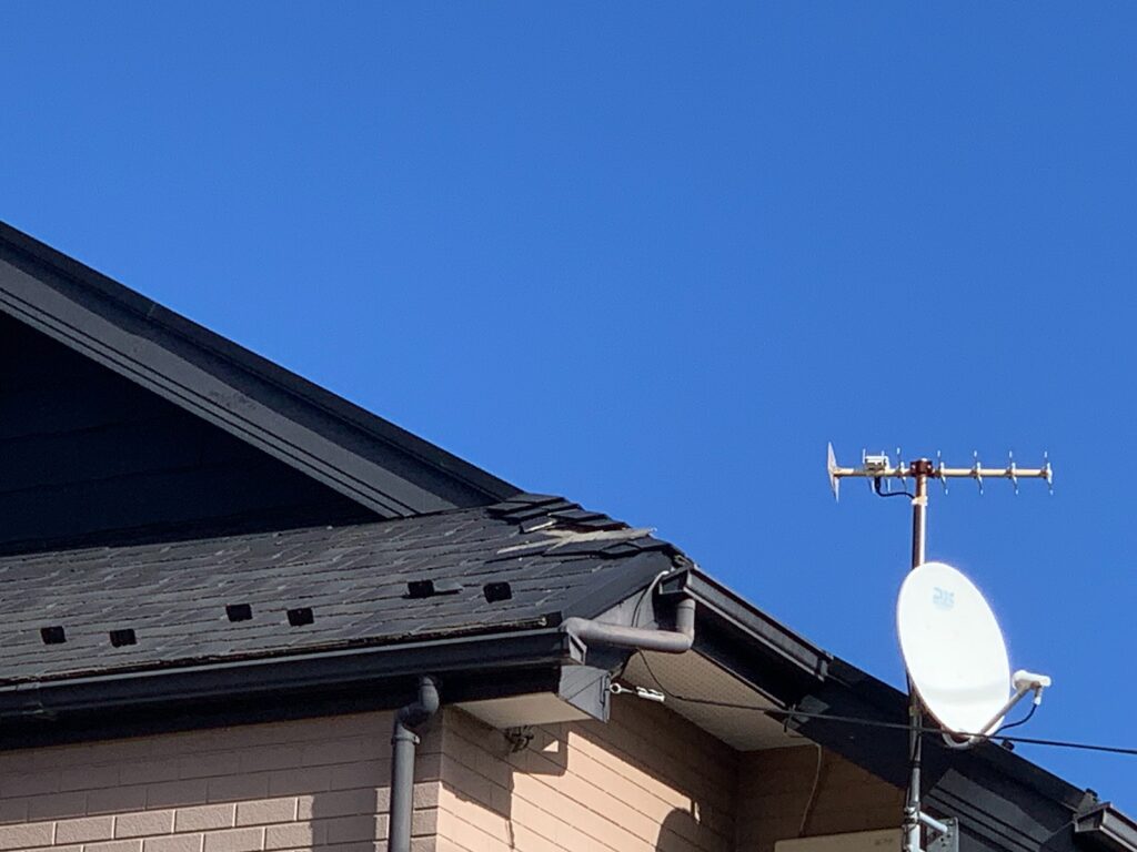 下から見ても分かる屋根材のズレ