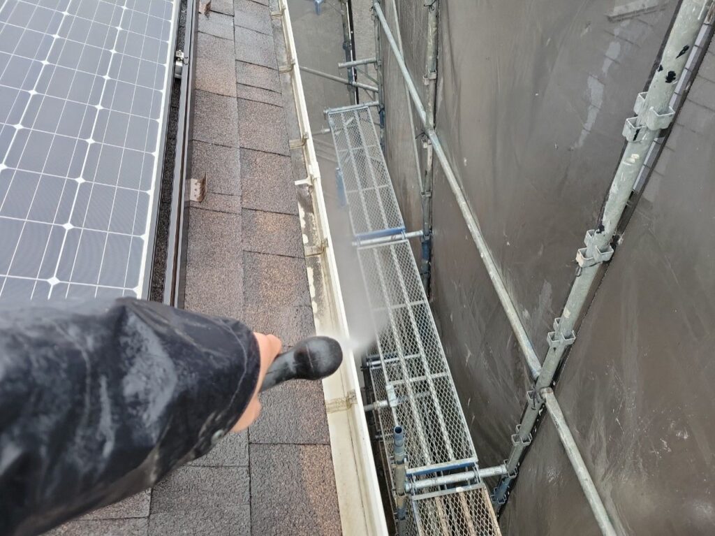 雨樋に溜まった汚れも高圧洗浄ですっきりと