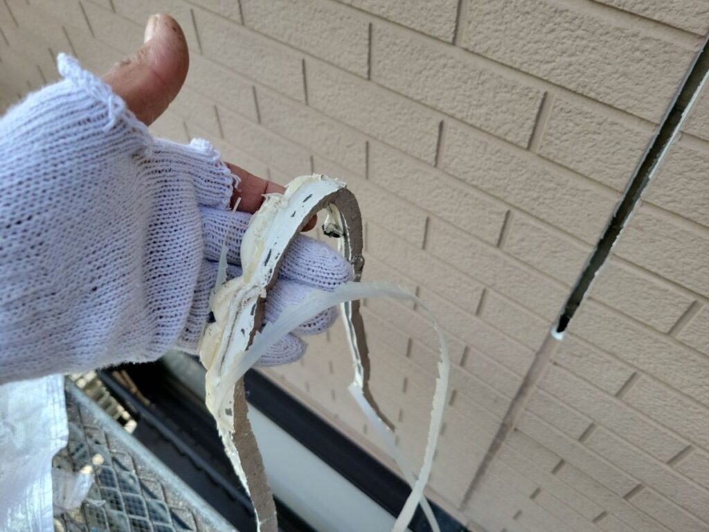 シーリング材の撤去をします