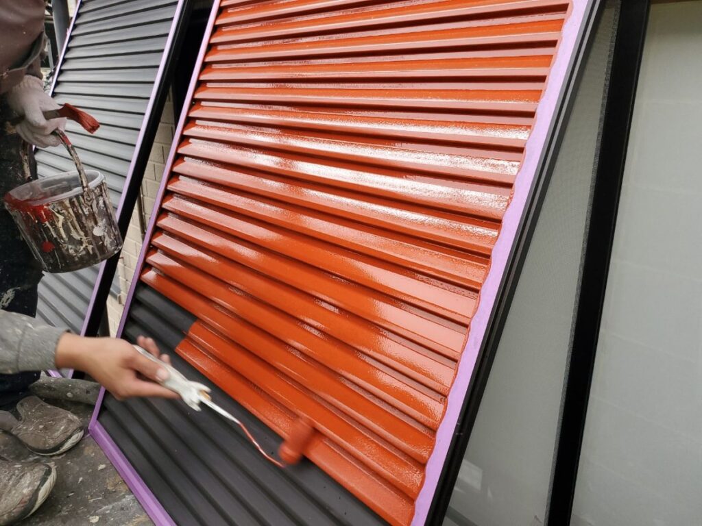 雨戸には下地として錆止めを塗ります。