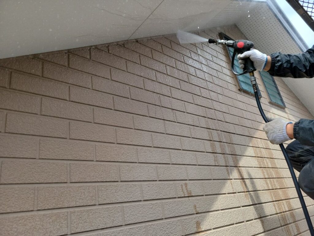 外壁の高圧洗浄の様子