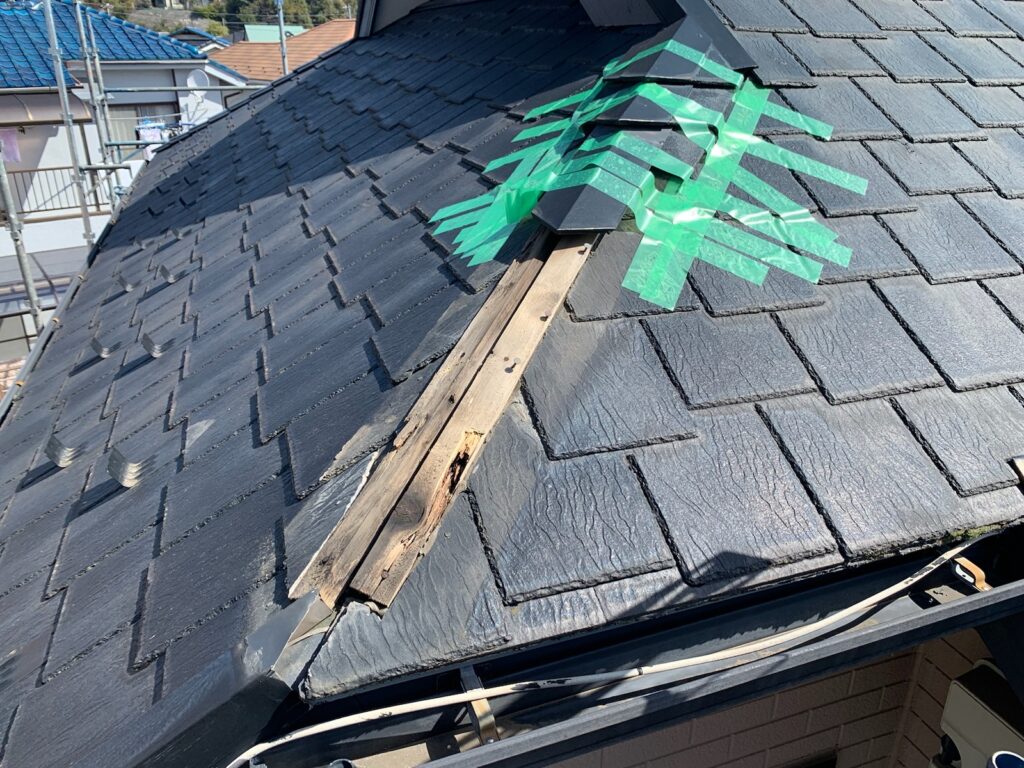 テープを貼って応急手当てをした様子