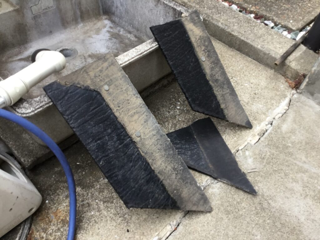 屋根材が路地に落下している様子