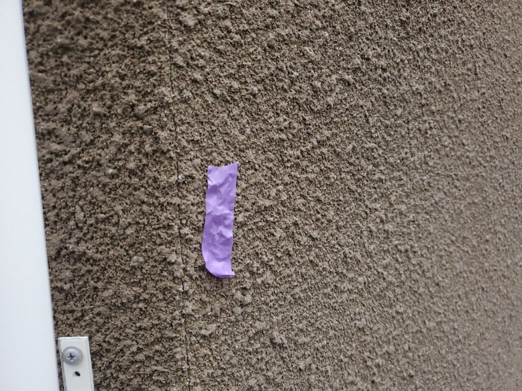 モルタル壁に入っていたヒビ