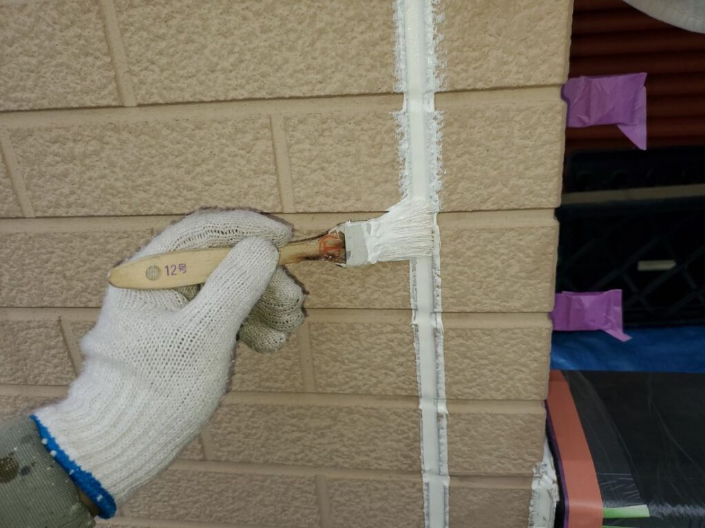 「割れ防止」の工程を入れることで建物の動きによるヒビ割れを防ぎます。