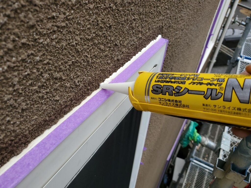 シーリング材を充填している様子