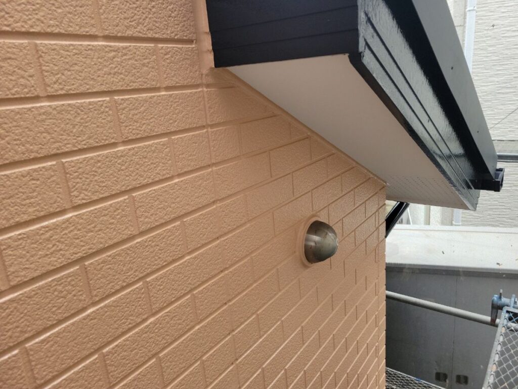 軒・鉄部・外壁の隅々まで丁寧な仕上がりです。