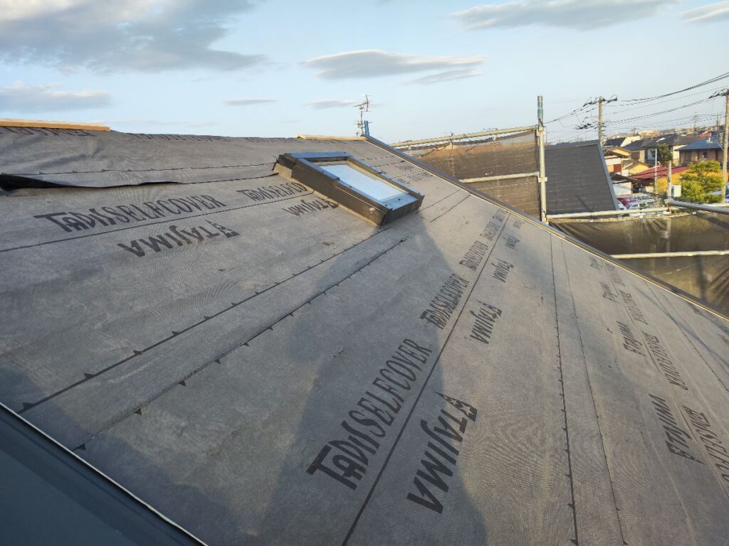 屋根全面に防水シートを施工。