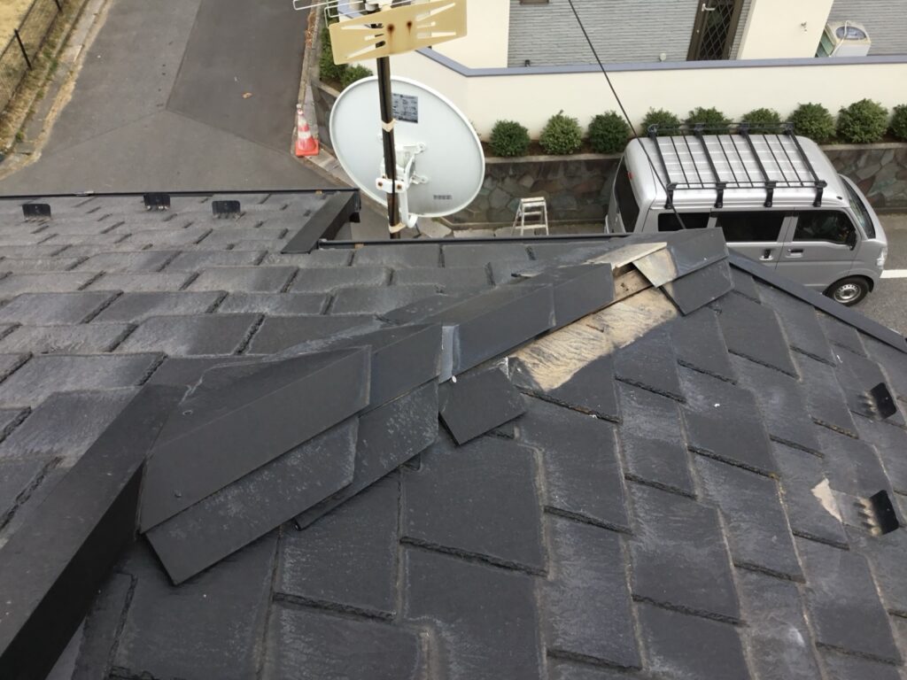 屋根材の一部がズレでいる施工前画像