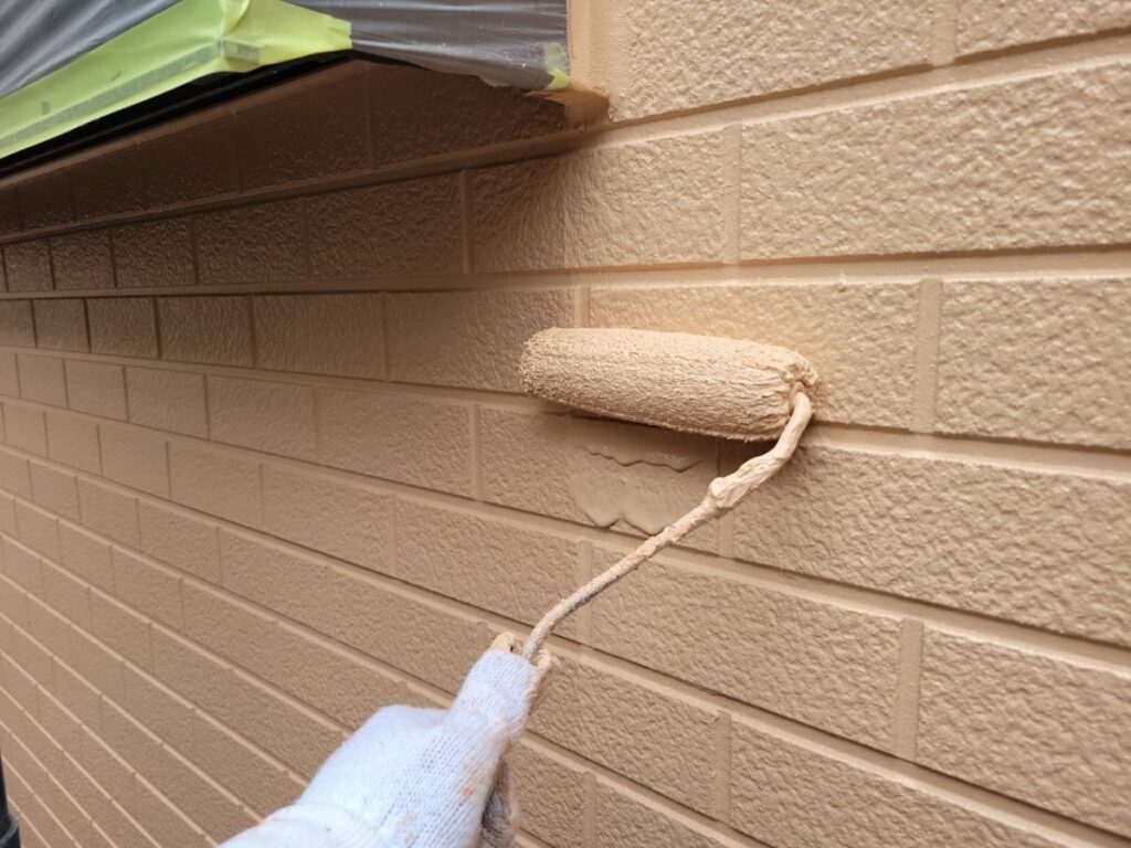 外壁の上塗りの様子