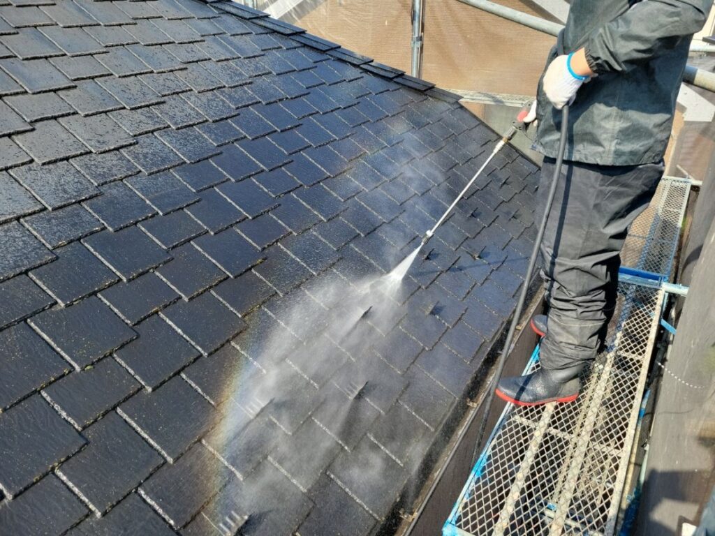 屋根の高圧洗浄の様子