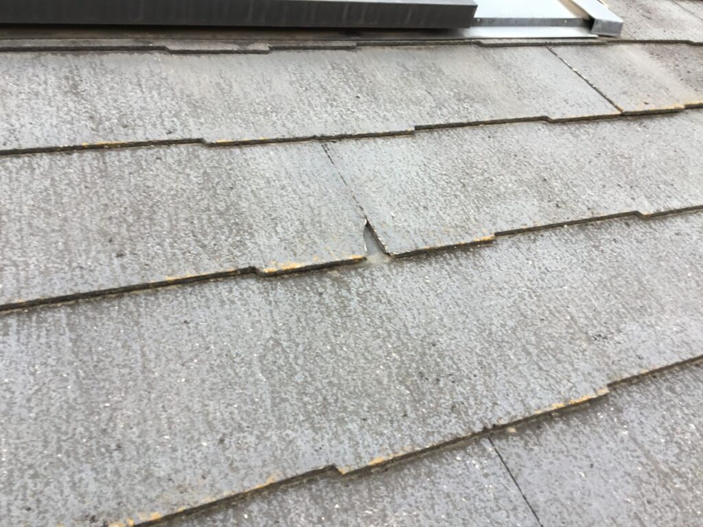 屋根に割れがある様子