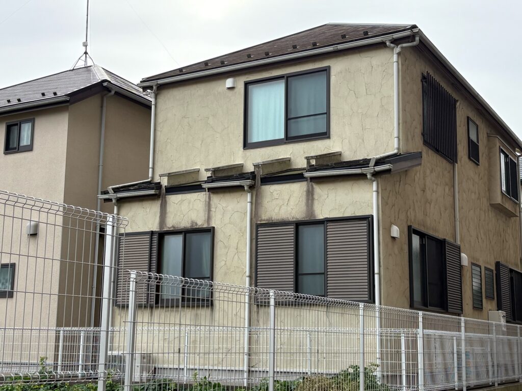 外壁に汚れや雨だれが目立つ画像
