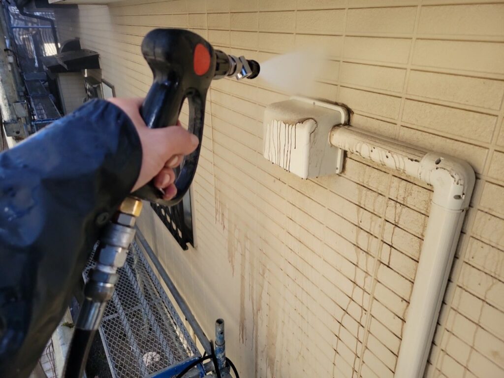 外壁の高圧洗浄の様子