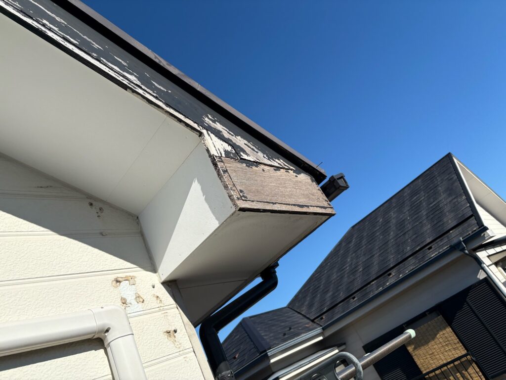 経年劣化した破風板