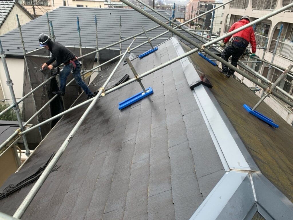 屋根の足場の設置