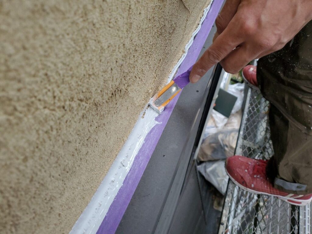 ヘラできれいにならしている様子