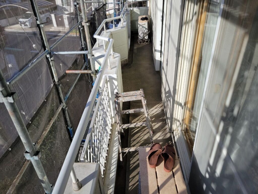 外壁・屋根塗装工事の足場
