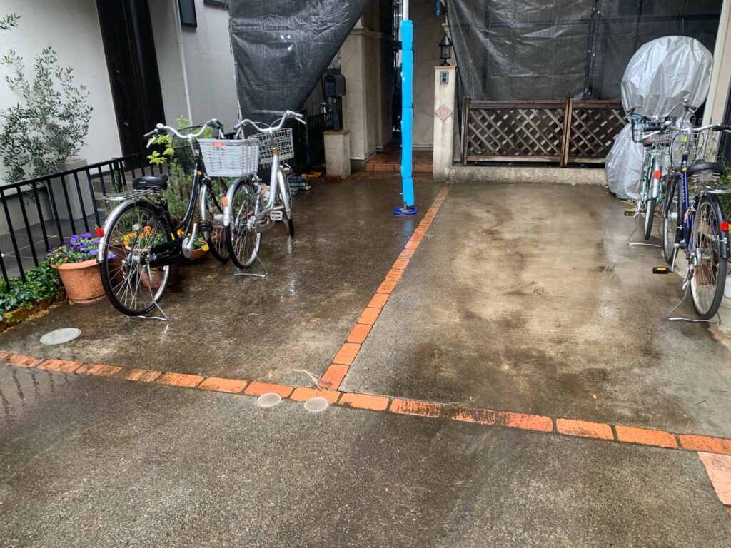 駐車場が経年により汚れている様子