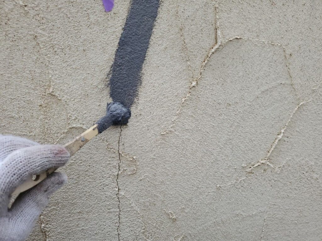 塗装前の下地補修の様子