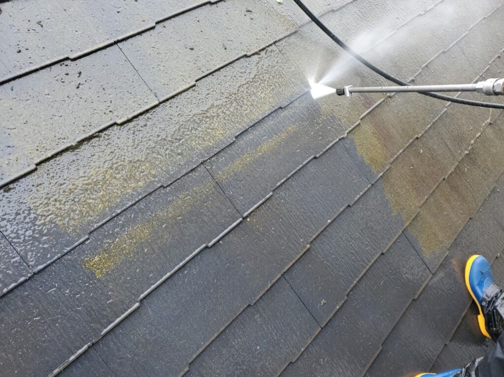 屋根の高圧洗浄の様子