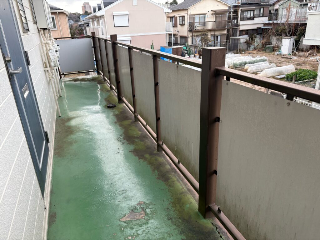 共有部通路の劣化が進んでいる様子