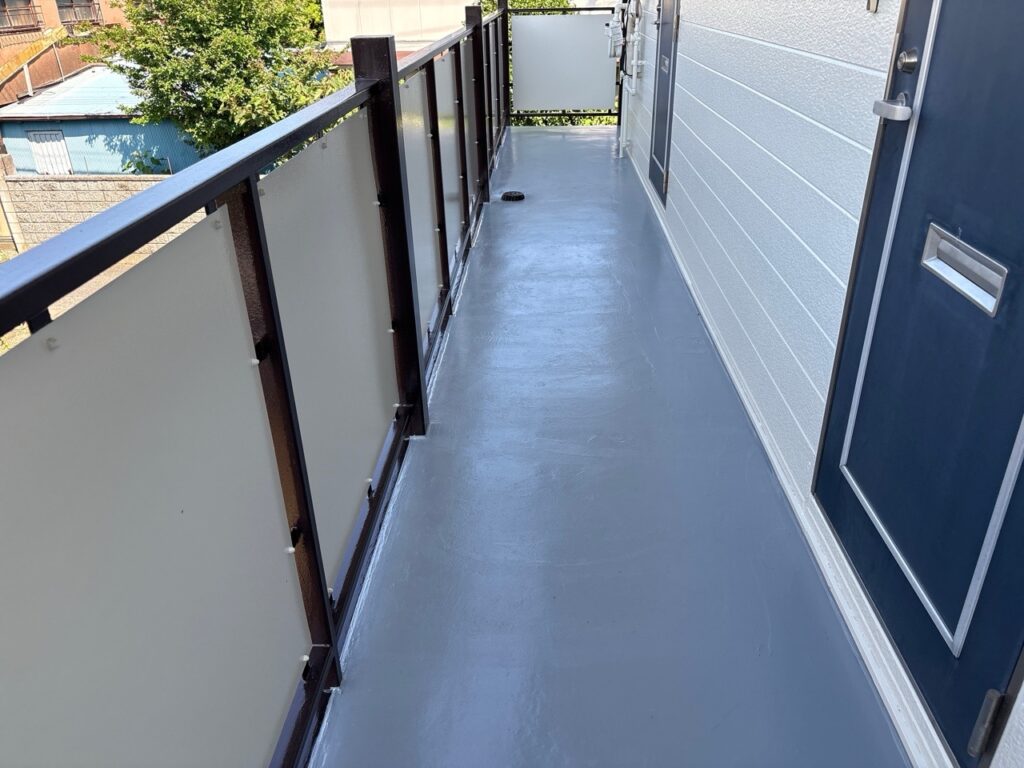 塗装できれいになった通路