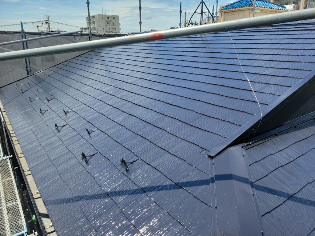 屋根に仕上げ材を塗布