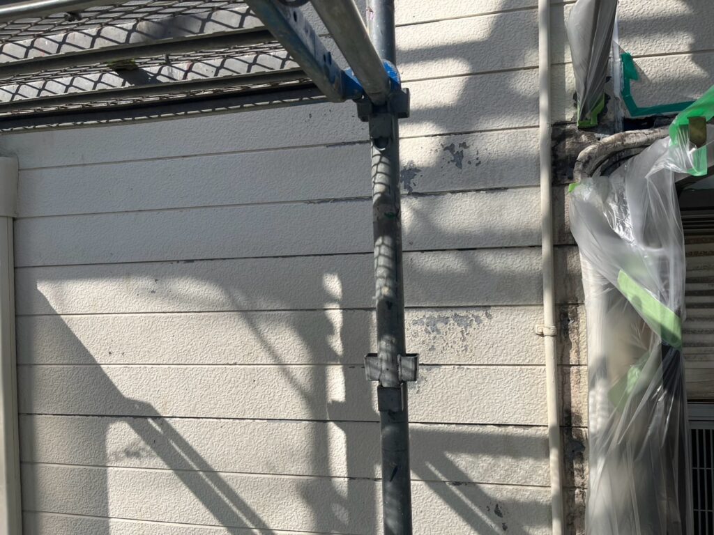 塗膜剥離が起きている外壁の様子