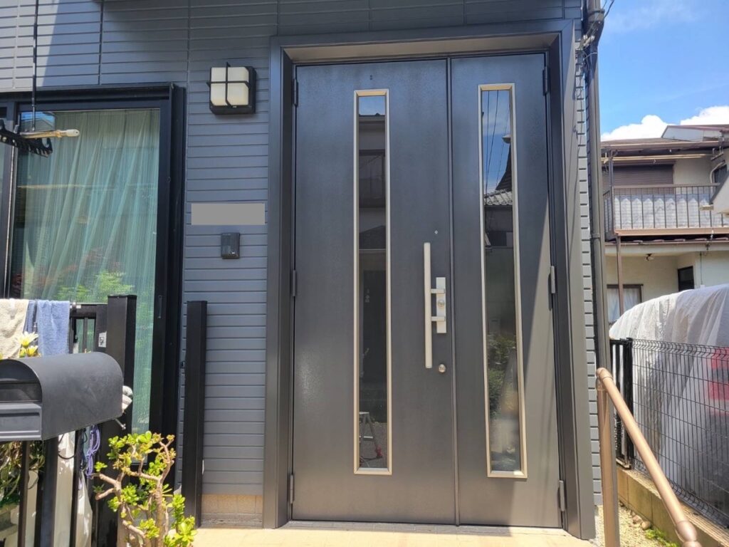 玄関ドアも外壁と同系色で塗装