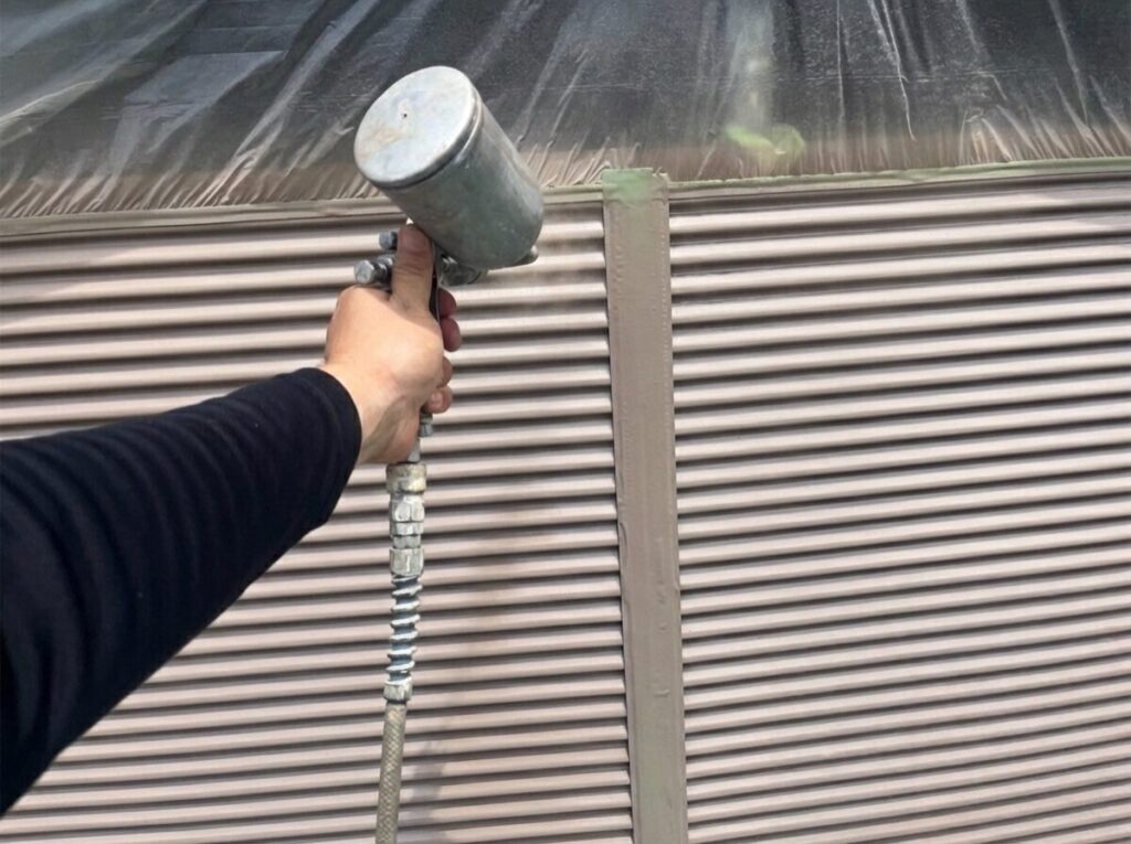 雨戸の吹付塗装