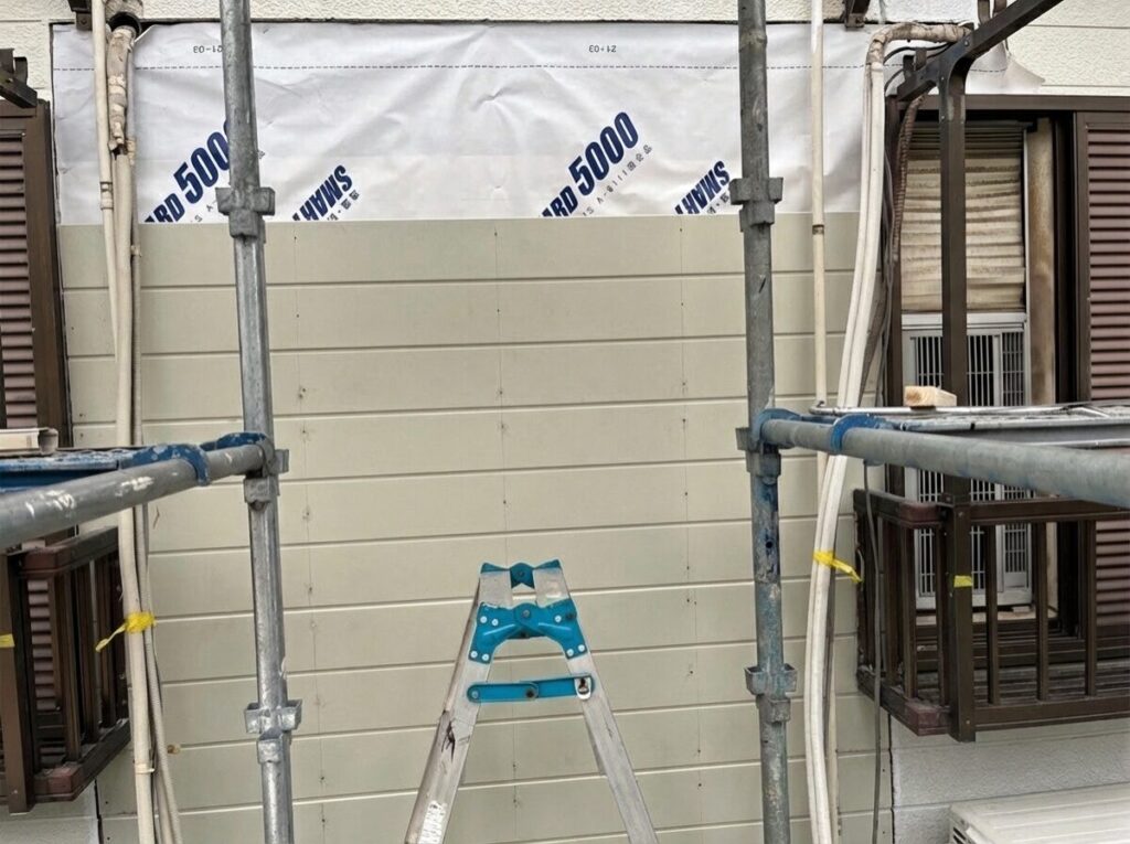 防水シートと新しいサイディングの施工