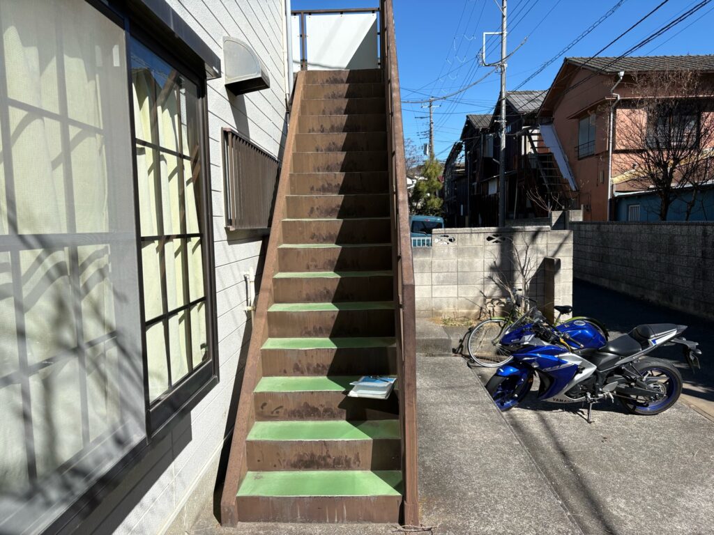 サビが発生している共有部階段の様子