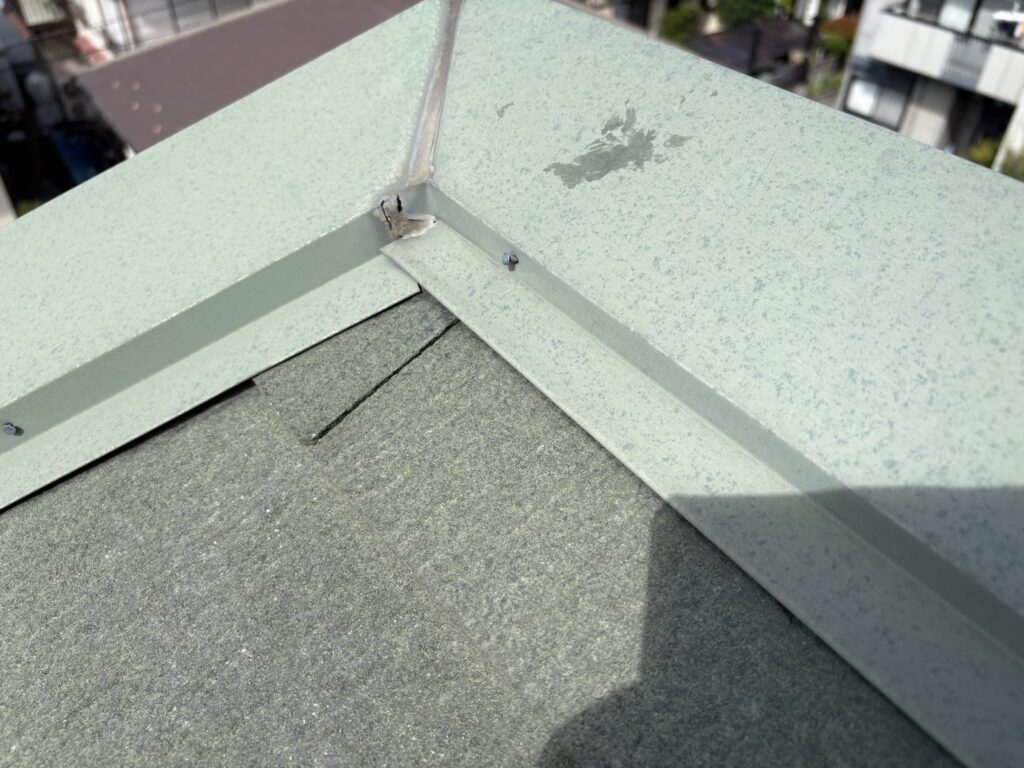 屋根の鉄部の釘浮き