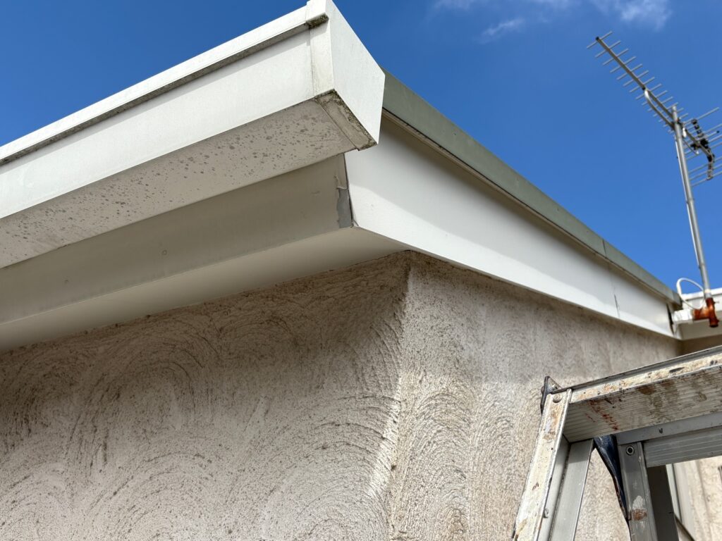 塗膜劣化している付帯部部の様子