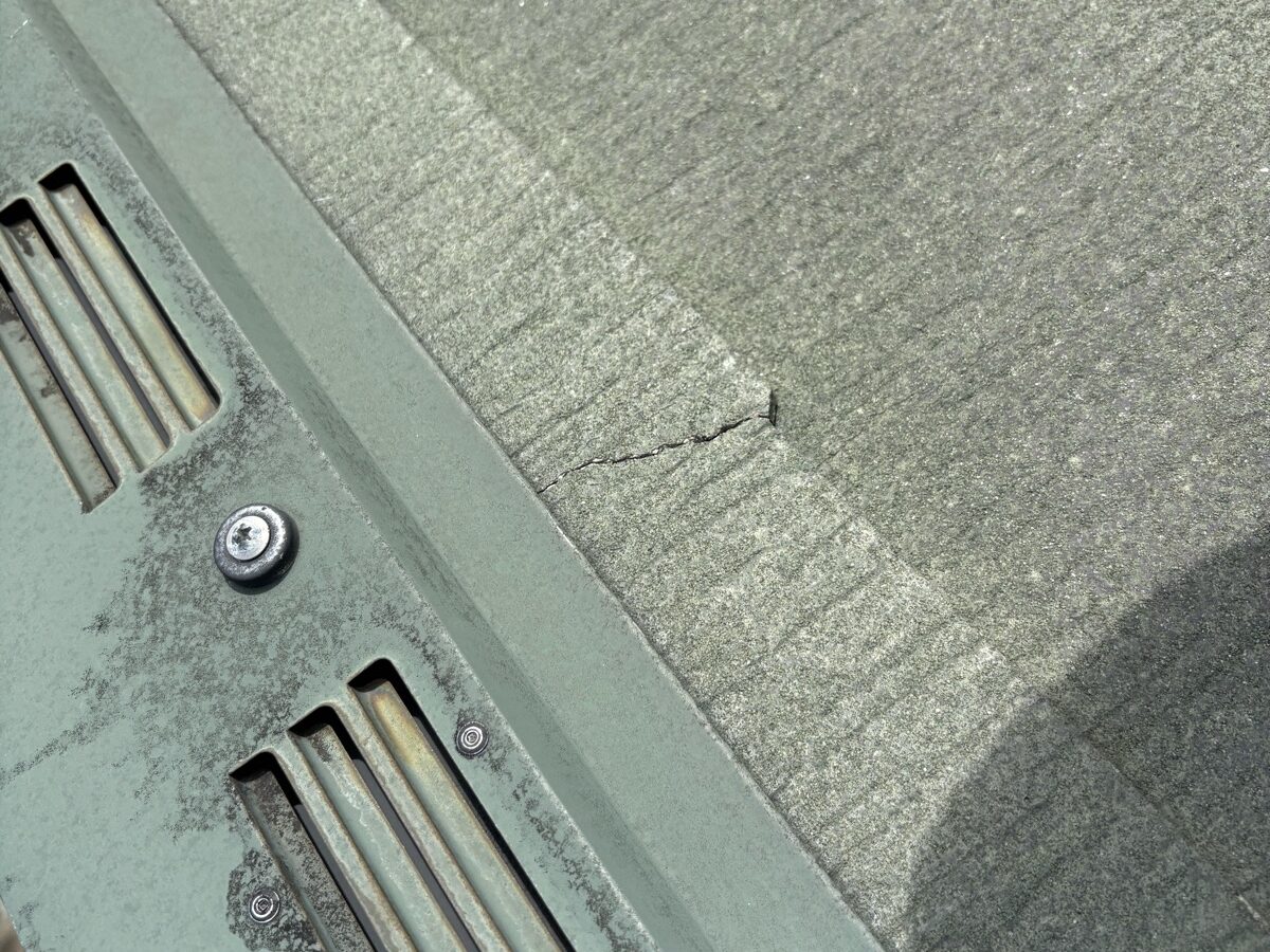 屋根材が割れている様子