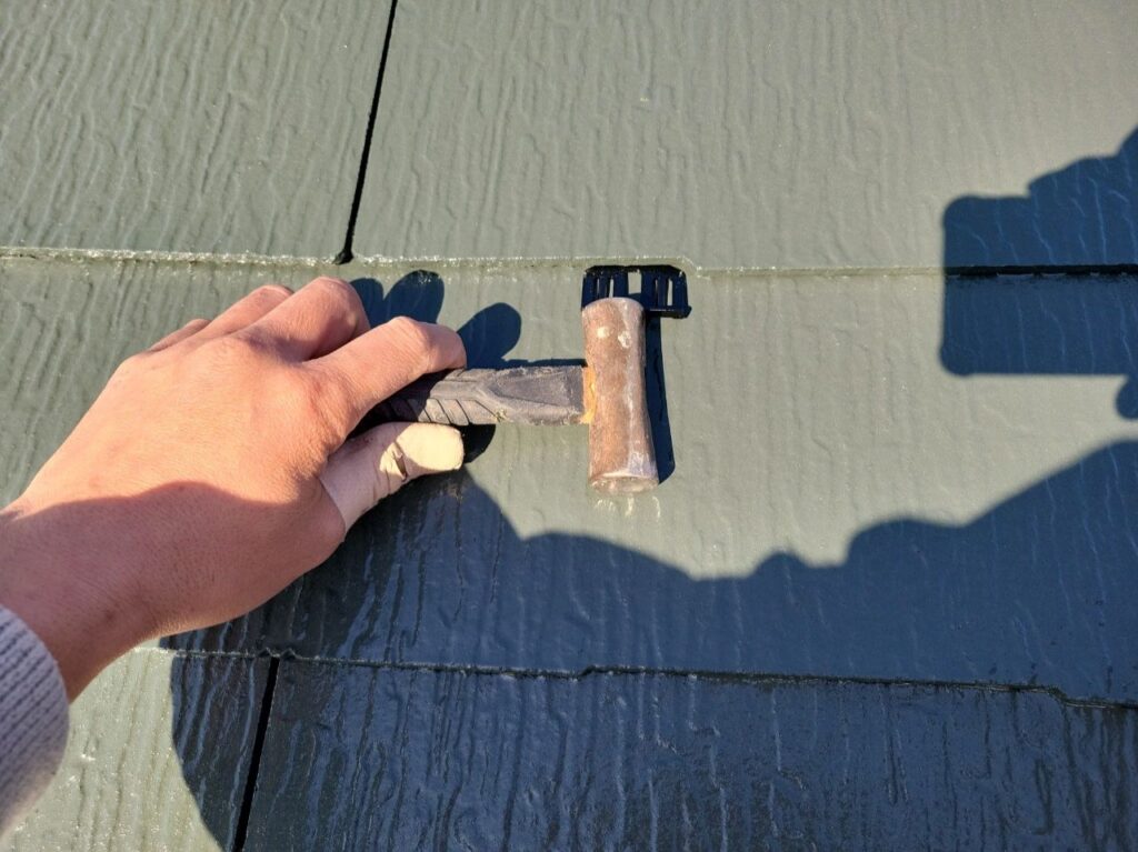 屋根にタスペーサーを設置