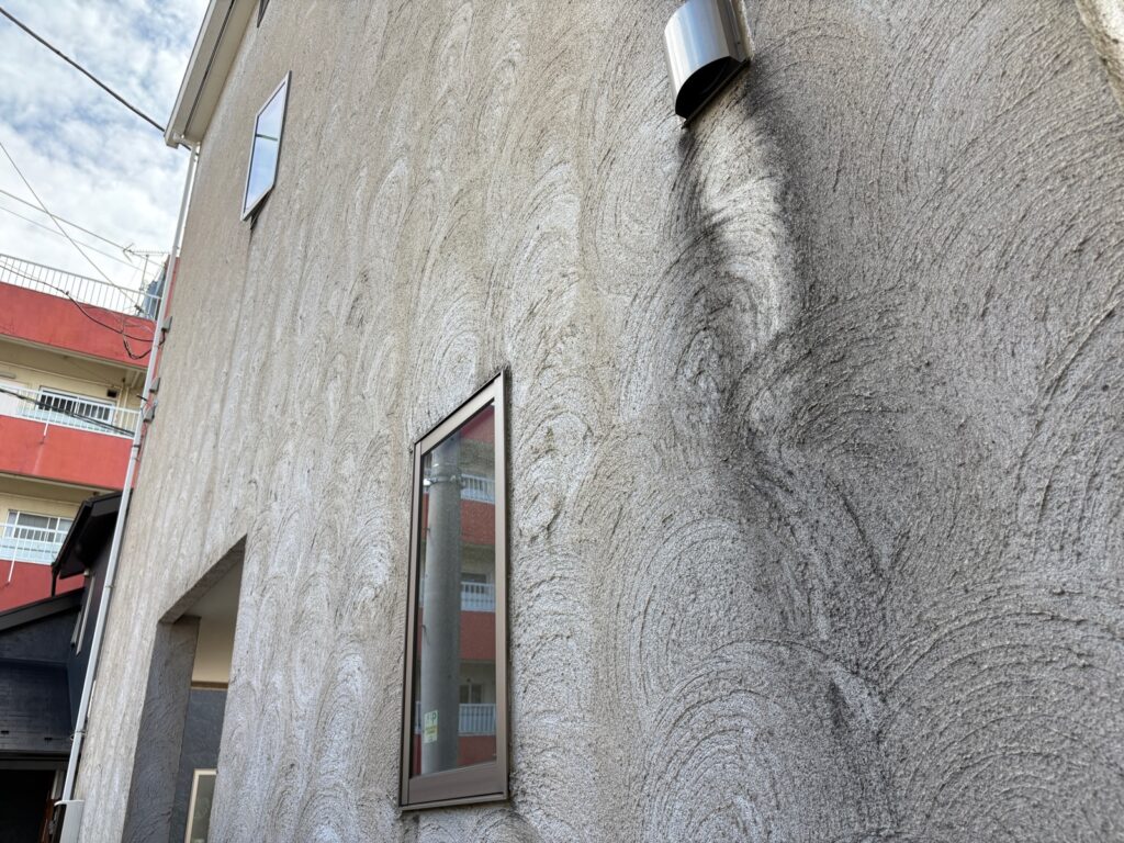 汚れが目立つ外壁の様子