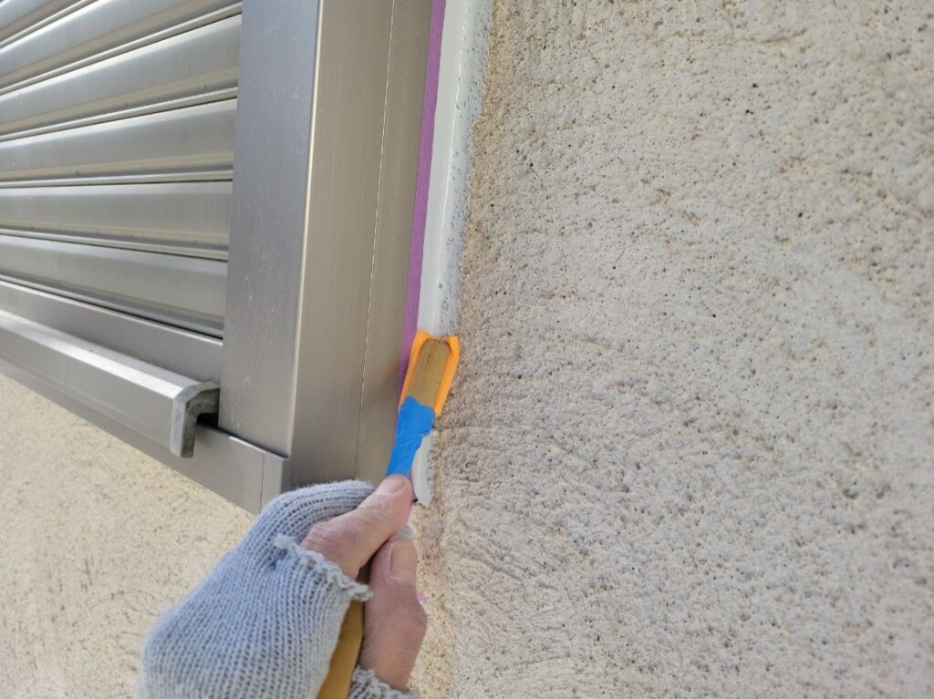 コーキングをならしている様子