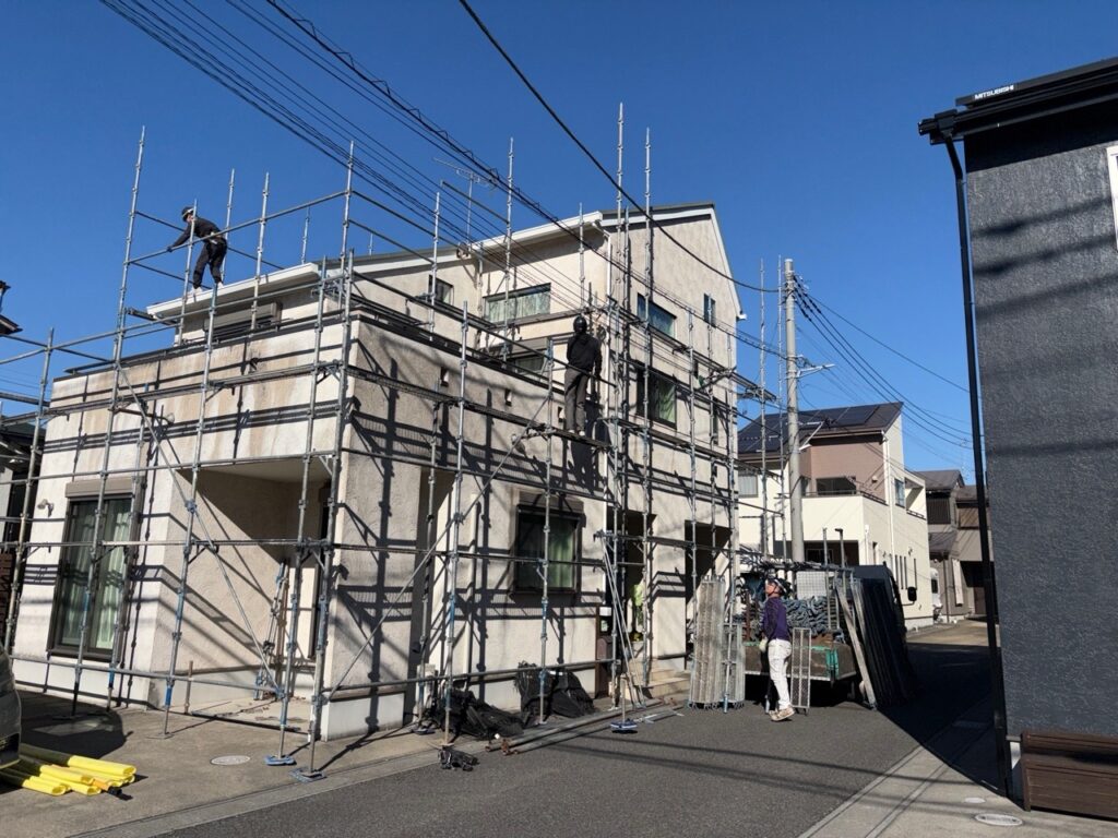 足場を組み立てる様子