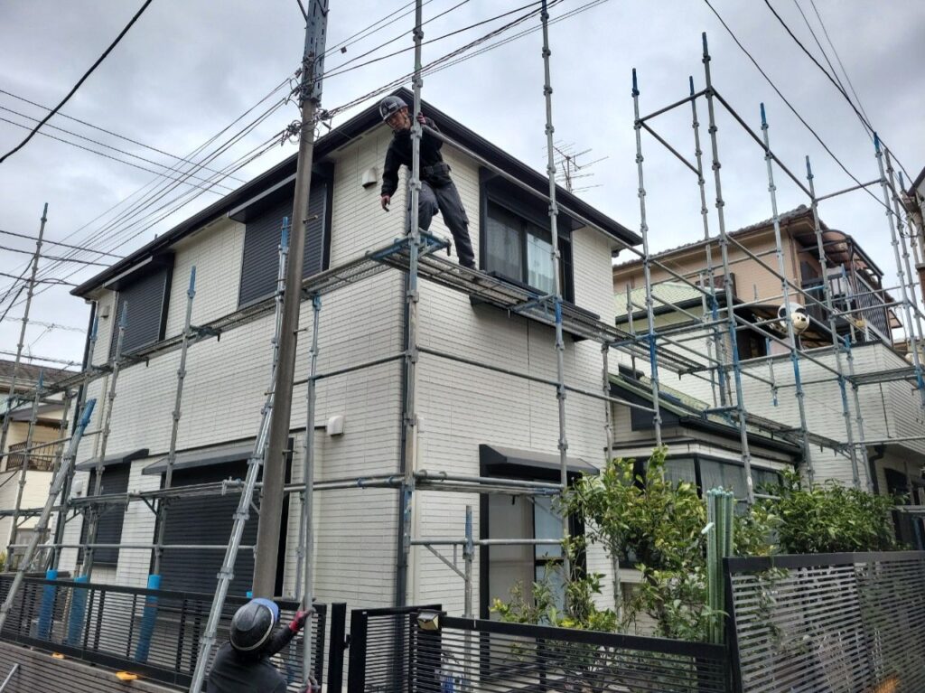 足場をかけている様子