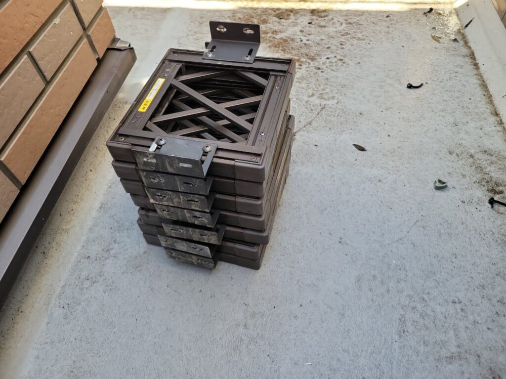 スクエア小窓撤去／施工中