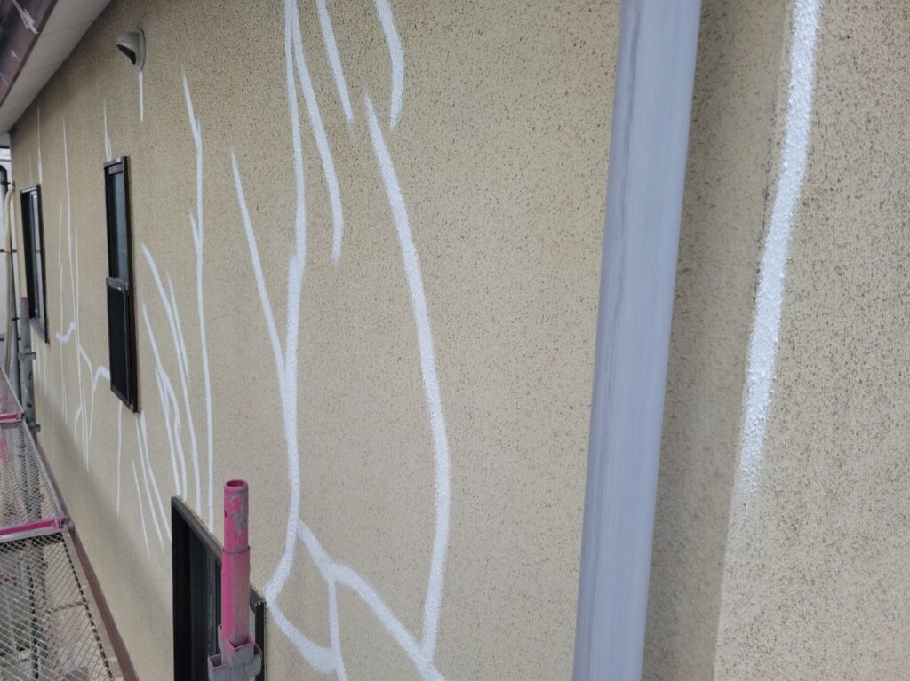 外壁のひび割れ補修／Vカット／施工中