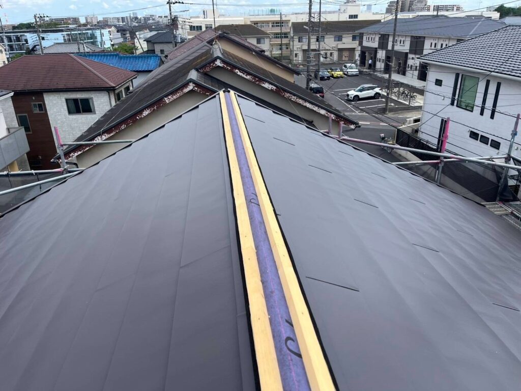 ニューコロニアル屋根のカバー工事／横暖ルーフαS／施工中